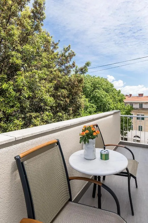 Down Town Apartment Split
